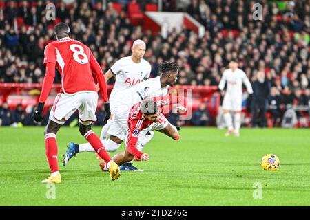 15 décembre 2023 ; The City Ground, Nottingham, Angleterre ; Premier League football, Nottingham Forest contre Tottenham Hotspur ; Morgan Gibbs-White de Nottingham Forest est fauché par Yves Bissouma de Spurs Banque D'Images