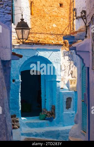Ancienne rue étroite typique avec des murs peints en bleu dans la médina de Chefchaouen, Maroc Banque D'Images