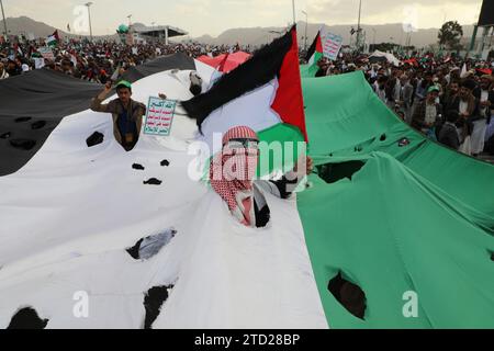 15 décembre 2023, SANAA, Sanaa, Yémen : des manifestants prennent part à une manifestation de solidarité avec les Palestiniens à Gaza, dans le cadre du conflit en cours entre Israël et les Palestiniens..les Houthis, qui sont alignés avec l'Iran, ont lancé des attaques contre des navires en mer Rouge et ont utilisé des drones et des missiles pour cibler Israël depuis le début du conflit israélo-Hamas à Gaza il y a plus de deux mois, suscitant des inquiétudes au sujet d'une escalade potentielle des tensions au Moyen-Orient..le groupe qui gouverne une grande partie du Yémen a déclaré que ses attaques sont une démonstration de solidarité avec les Palestiniens Banque D'Images