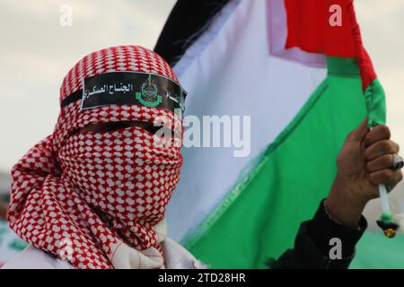 15 décembre 2023, SANAA, Sanaa, Yémen : des manifestants prennent part à une manifestation de solidarité avec les Palestiniens à Gaza, dans le cadre du conflit en cours entre Israël et les Palestiniens..les Houthis, qui sont alignés avec l'Iran, ont lancé des attaques contre des navires en mer Rouge et ont utilisé des drones et des missiles pour cibler Israël depuis le début du conflit israélo-Hamas à Gaza il y a plus de deux mois, suscitant des inquiétudes au sujet d'une escalade potentielle des tensions au Moyen-Orient..le groupe qui gouverne une grande partie du Yémen a déclaré que ses attaques sont une démonstration de solidarité avec les Palestiniens Banque D'Images