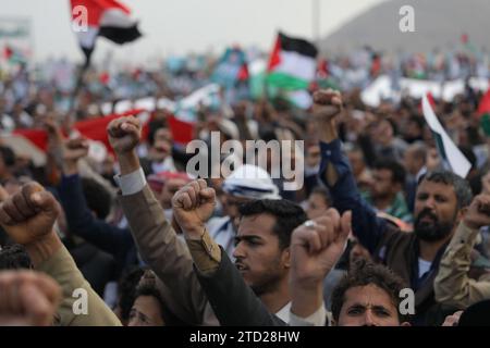 15 décembre 2023, SANAA, Sanaa, Yémen : des manifestants prennent part à une manifestation de solidarité avec les Palestiniens à Gaza, dans le cadre du conflit en cours entre Israël et les Palestiniens..les Houthis, qui sont alignés avec l'Iran, ont lancé des attaques contre des navires en mer Rouge et ont utilisé des drones et des missiles pour cibler Israël depuis le début du conflit israélo-Hamas à Gaza il y a plus de deux mois, suscitant des inquiétudes au sujet d'une escalade potentielle des tensions au Moyen-Orient..le groupe qui gouverne une grande partie du Yémen a déclaré que ses attaques sont une démonstration de solidarité avec les Palestiniens Banque D'Images