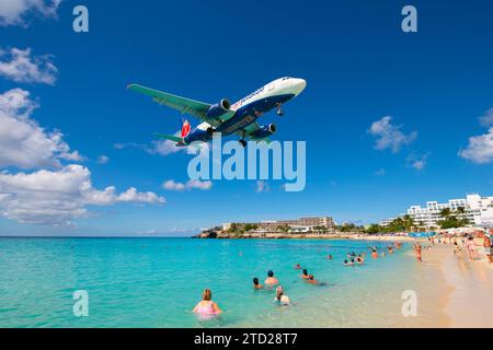 JetBlue Airways Airbus 320 survolant Maho Beach avant d'atterrir sur l'aéroport international Princess Juliana SXM à Sint Maarten, dans les Caraïbes néerlandaises. Banque D'Images