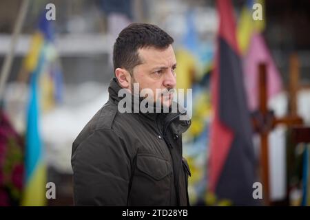 Lviv, Ukraine. 15 décembre 2023. Le président ukrainien Volodymyr Zelenskyy tient un moment de silence lors d'une cérémonie de commémoration des défenseurs tombés au cimetière militaire de Lychakiv, le 15 décembre 2023 à Lviv, en Ukraine. Crédit : Présidence ukrainienne/Bureau de presse présidentiel ukrainien/Alamy Live News Banque D'Images