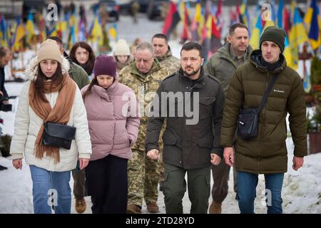 Lviv, Ukraine. 15 décembre 2023. Le président ukrainien Volodymyr Zelenskyy, 2e à droite, marche avec des membres de sa famille et des fonctionnaires lors d'une cérémonie de commémoration des défenseurs tombés au cimetière militaire de Lychakiv, le 15 décembre 2023 à Lviv, Ukraine. Crédit : Présidence ukrainienne/Bureau de presse présidentiel ukrainien/Alamy Live News Banque D'Images