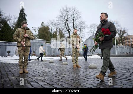 Lviv, Ukraine. 15 décembre 2023. Le président ukrainien Volodymyr Zelenskyy place des fleurs sur le mémorial aux défenseurs tombés au combat lors d'une cérémonie commémorative au cimetière militaire de Lychakiv, le 15 décembre 2023 à Lviv, en Ukraine. Crédit : Présidence ukrainienne/Bureau de presse présidentiel ukrainien/Alamy Live News Banque D'Images