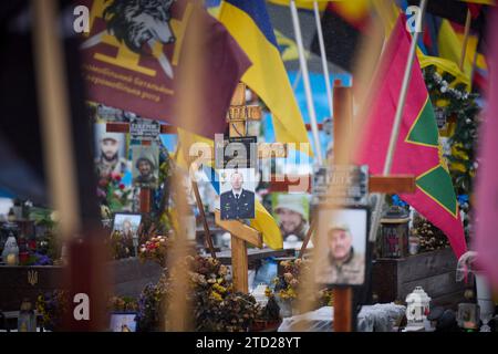 Lviv, Ukraine. 15 décembre 2023. Drapeaux, bannières et photos décorent les tombes des soldats au cimetière militaire de Lychakiv, le 15 décembre 2023 à Lviv, en Ukraine. Crédit : Présidence ukrainienne/Bureau de presse présidentiel ukrainien/Alamy Live News Banque D'Images