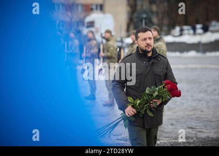 Lviv, Ukraine. 15 décembre 2023. Le président ukrainien Volodymyr Zelenskyy place des fleurs sur le mémorial aux défenseurs tombés au combat lors d'une cérémonie commémorative au cimetière militaire de Lychakiv, le 15 décembre 2023 à Lviv, en Ukraine. Crédit : Présidence ukrainienne/Bureau de presse présidentiel ukrainien/Alamy Live News Banque D'Images