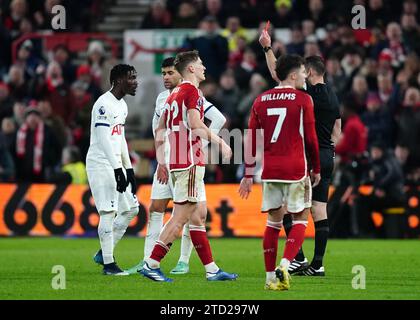 L'arbitre Jarred Gillett montre un carton rouge à Yves Bissouma de Tottenham Hotspur lors du match de Premier League à City Ground, Nottingham. Date de la photo : Vendredi 15 décembre 2023. Banque D'Images