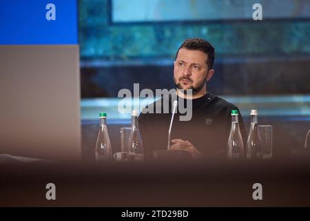 Lviv, Ukraine. 15 décembre 2023. Le président ukrainien Volodymyr Zelenskyy écoute lors d’une réunion avec des responsables locaux et nationaux pour discuter de la poursuite de la défense du pays, le 15 décembre 2023 à Lviv, en Ukraine. Crédit : Présidence ukrainienne/Bureau de presse présidentiel ukrainien/Alamy Live News Banque D'Images