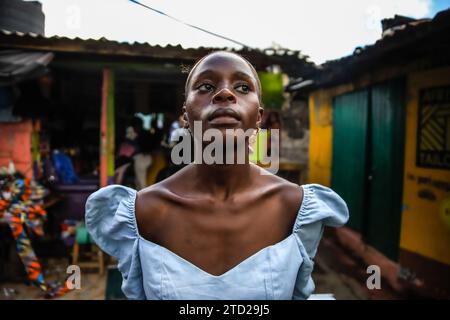 Catherine Atieno, mannequin de 22 ans, porte sa tenue conçue par Afrowema pour le Just Fashion Day le 14 novembre 2023 à Nairobi, au Kenya. A. Banque D'Images