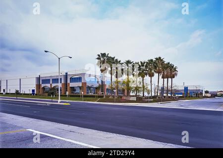 L'invention concerne un bâtiment de construction basculant vers le haut, contrôlé en perspective, situé dans un parc d'activités. Banque D'Images