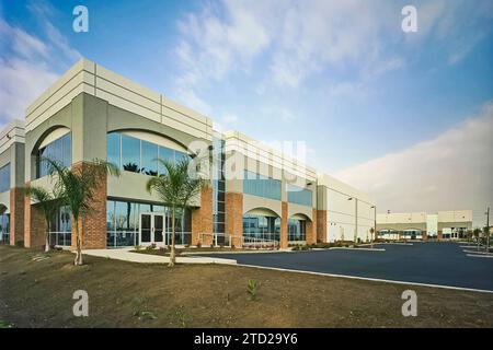 L'invention concerne un bâtiment de construction basculant vers le haut, contrôlé en perspective, situé dans un parc d'activités. Banque D'Images