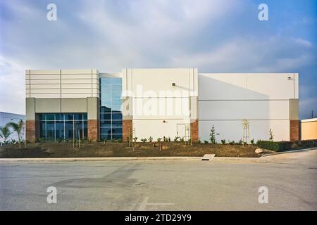 L'invention concerne un bâtiment de construction basculant vers le haut, contrôlé en perspective, situé dans un parc d'activités. Banque D'Images