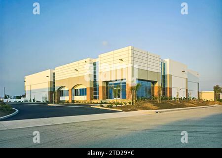 L'invention concerne un bâtiment de construction basculant vers le haut, contrôlé en perspective, situé dans un parc d'activités. Banque D'Images