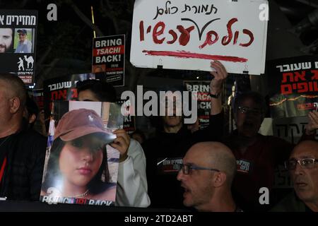 Tel Aviv, Israël. 15 décembre 2023. 15 décembre 2023, Israël, tel Aviv : les Israéliens prennent part à une manifestation après les nouvelles militaires israéliennes de 3 otages tués à Gaza par des tirs amis. Des soldats israéliens ont accidentellement tué trois otages à Gaza après que les forces les aient identifiés par erreur comme une menace et les aient abattus lors d’une opération contre un bataillon du Hamas dans la ville de Gaza, a déclaré vendredi le porte-parole militaire israélien Daniel Hagari. Photo : Ilia Yefimovich/dpa crédit : dpa Picture alliance/Alamy Live News Banque D'Images