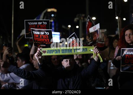 Tel Aviv, Israël. 15 décembre 2023. 15 décembre 2023, Israël, tel Aviv : les Israéliens prennent part à une manifestation après les nouvelles militaires israéliennes de 3 otages tués à Gaza par des tirs amis. Des soldats israéliens ont accidentellement tué trois otages à Gaza après que les forces les aient identifiés par erreur comme une menace et les aient abattus lors d’une opération contre un bataillon du Hamas dans la ville de Gaza, a déclaré vendredi le porte-parole militaire israélien Daniel Hagari. Photo : Ilia Yefimovich/dpa crédit : dpa Picture alliance/Alamy Live News Banque D'Images