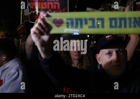 Tel Aviv, Israël. 15 décembre 2023. 15 décembre 2023, Israël, tel Aviv : les Israéliens prennent part à une manifestation après les nouvelles militaires israéliennes de 3 otages tués à Gaza par des tirs amis. Des soldats israéliens ont accidentellement tué trois otages à Gaza après que les forces les aient identifiés par erreur comme une menace et les aient abattus lors d’une opération contre un bataillon du Hamas dans la ville de Gaza, a déclaré vendredi le porte-parole militaire israélien Daniel Hagari. Photo : Ilia Yefimovich/dpa crédit : dpa Picture alliance/Alamy Live News Banque D'Images