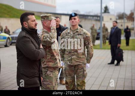 Wiesbaden, Allemagne. 14 décembre 2023. Le président ukrainien Volodymyr Zelenskyy, à gauche, représente les hymnes nationaux avec le général Christopher Cavoli, commandant de l'armée américaine en Europe et en Afrique lors de la cérémonie d'arrivée, le 14 décembre 2023 à Wiesbaden, en Allemagne. Crédit : Présidence ukrainienne/Bureau de presse présidentiel ukrainien/Alamy Live News Banque D'Images