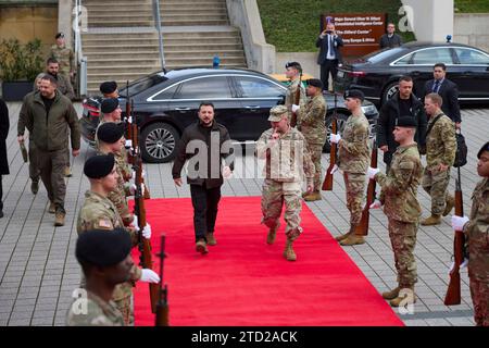 Wiesbaden, Allemagne. 14 décembre 2023. Le président ukrainien Volodymyr Zelenskyy, à gauche, est escorté par le général Christopher Cavoli, commandant de l'armée américaine pour l'Europe et l'Afrique lors de la cérémonie d'arrivée, le 14 décembre 2023 à Wiesbaden, en Allemagne. Crédit : Présidence ukrainienne/Bureau de presse présidentiel ukrainien/Alamy Live News Banque D'Images