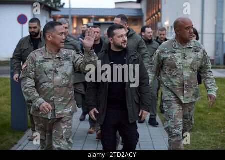 Wiesbaden, Allemagne. 14 décembre 2023. Le président ukrainien Volodymyr Zelenskyy, au centre, est escorté par le général de l'armée américaine pour l'Europe et l'Afrique Darryl Williams, à droite, et le commandant américain du Groupe d'assistance à la sécurité de l'Ukraine, le lieutenant général Antonio Aguto, à gauche, lors d'une visite au quartier général, le 14 décembre 2023 à Wiesbaden, en Allemagne. Crédit : Présidence ukrainienne/Bureau de presse présidentiel ukrainien/Alamy Live News Banque D'Images