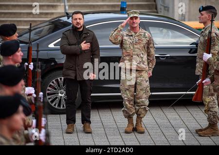 Wiesbaden, Allemagne. 14 décembre 2023. Le président ukrainien Volodymyr Zelenskyy, à gauche, et le général Christopher Cavoli, commandant de l'armée américaine pour l'Europe et l'Afrique se tiennent à l'attention pour l'hymne national lors des cérémonies d'arrivée, le 14 décembre 2023 à Wiesbaden, en Allemagne. Crédit : Susanne Goebel/US Army photo/Alamy Live News Banque D'Images