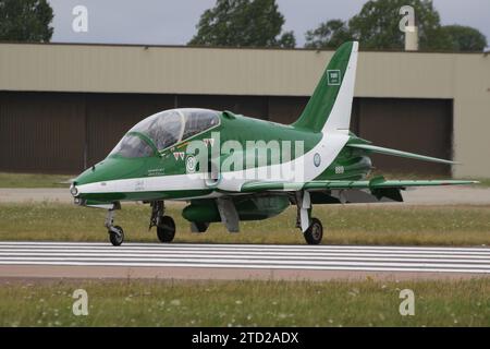 8819, un BAe Hawk 65 exploité par les Saudi Hawks (ou Saudi Falcons), l'équipe de démonstration de voltige de la Royal Saudi Air Force (RSAF), arrivant à la RAF Fairford dans le Gloucestershire, en Angleterre pour participer au tatouage Royal International Air 2023 (riat 23). Banque D'Images