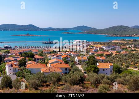 Cunda, Balikesir, Turkiye - juillet 7, 2022 : vue panoramique de l'île de Cunda sur la mer Égée, province de Balikesir. Cunda est une station balnéaire populaire dans le Nor Banque D'Images