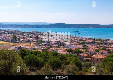 Cunda, Balikesir, Turkiye - juillet 7, 2022 : vue panoramique de l'île de Cunda sur la mer Égée, province de Balikesir. Cunda est une station balnéaire populaire dans le Nor Banque D'Images