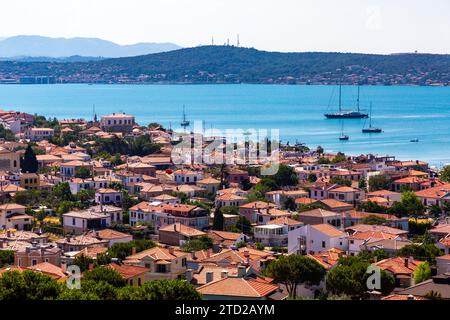 Cunda, Balikesir, Turkiye - juillet 7, 2022 : vue panoramique de l'île de Cunda sur la mer Égée, province de Balikesir. Cunda est une station balnéaire populaire dans le Nor Banque D'Images