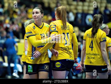 Joueuses suédoises après la défaite au Championnat du monde de Handball féminin de l'IHF entre la Suède et la France en demi-finale à Jyske Bank Boxen à Herning Danemark, vendredi 15 décembre 2023. Banque D'Images