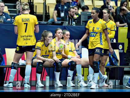 Joueuses suédoises après la défaite au Championnat du monde de Handball féminin de l'IHF entre la Suède et la France en demi-finale à Jyske Bank Boxen à Herning Danemark, vendredi 15 décembre 2023. Banque D'Images