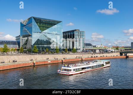 Une photo du bâtiment 3XN Cube Berlin, de la gare centrale de Berlin derrière, et une croisière sur la Spree. Banque D'Images