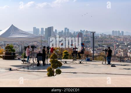 Ankara, Turquie - 29 octobre 2023 : une émission en direct à l'extérieur dans un parc avec la ligne d'horizon d'Ankara en arrière-plan Banque D'Images
