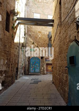 L'allée étroite dans les ruelles de la vieille ville d'Akko, Israël Banque D'Images