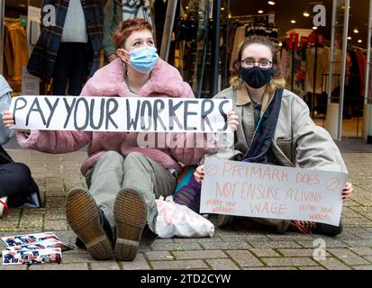 Des jeunes grévistes se rassemblent à Truro pour protester contre l'industrie de la Fast Fashion exigeant un salaire décent pour les travailleurs Banque D'Images