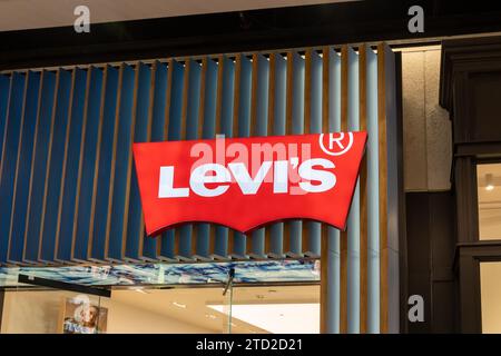 Gros plan de l’enseigne Levi’s Store est vu dans un centre commercial de Salt Lake City, Utah, États-Unis Banque D'Images