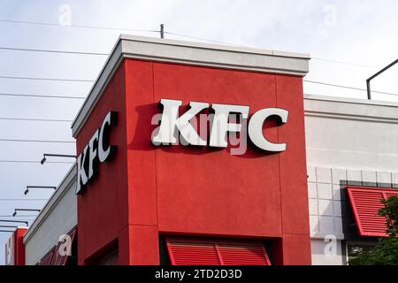 Gros plan du logo KFC sur le bâtiment de son premier restaurant KFC (Kentucky Fried Chicken) au monde à Salt Lake City, Utah, États-Unis Banque D'Images