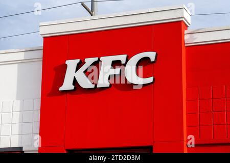 Gros plan du logo KFC sur le bâtiment de son premier restaurant KFC (Kentucky Fried Chicken) au monde à Salt Lake City, Utah, États-Unis Banque D'Images