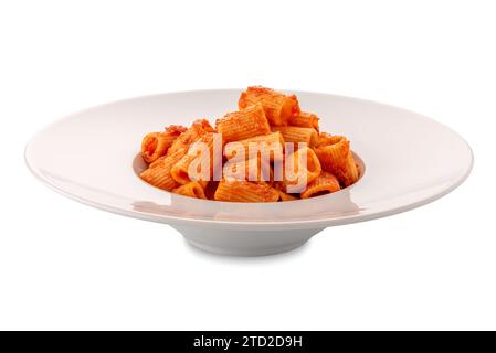 Macaroni mezze maniche pâtes garnies de ragoût de sauce tomate dans une assiette blanche isolée sur blanc avec chemin de détourage inclus Banque D'Images