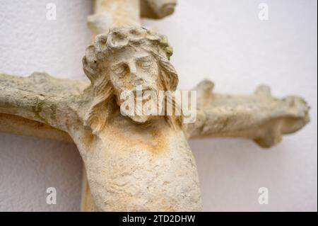 Sculpture de la Crucifixion. Église Saint-Laurent, Strassen, Luxembourg. Banque D'Images