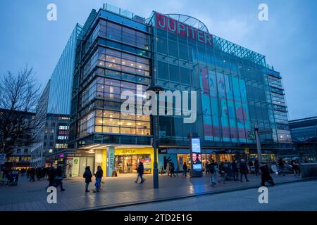 Hambourg Stadtansicht. 15.12.2023, eu, DEU, Deutschland, Hambourg, Hambourg : Die Artstadt im Jupiter. Kreative Zwischennutzung des ehemaligen Karstadt Sport Gebäudes am Hamburger Hauptbahnhof. Gefördert von der Kreativgesellschaft Hamburg über das Programm Frei Fläche zur kreativen Zwischennutzung von Leerstandsobjekten. Eu, DEU, Allemagne, Hambourg, Hambourg : Artstadt in Jupiter. Utilisation provisoire créative de l'ancien bâtiment Karstadt Sport à la gare centrale de Hambourg. Financé par la Kreativgesellschaft Hamburg via le programme Frei Fläche pour l'utilisation provisoire créative de propriétés vacantes. Banque D'Images