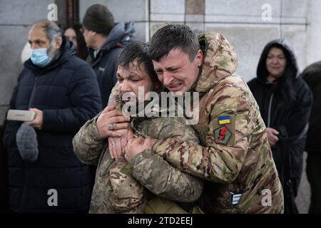 Kiev, Ukraine. 15 décembre 2023. Des frères d’armes pleurent lors de la cérémonie funéraire du soldat ukrainien Andrii Trachuk sur la place de l’indépendance à Kiev. Andrii Trachuk, surnommé Slon (éléphant), était un activiste dans les manifestations antigouvernementales sur le Maïdan en 2014 et est mort dans les combats avec les troupes russes dans la région de Kherson (sud de l'Ukraine). Crédit : SOPA Images Limited/Alamy Live News Banque D'Images