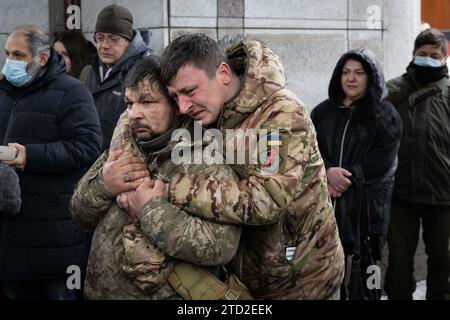 Kiev, Ukraine. 15 décembre 2023. Des frères d’armes pleurent lors de la cérémonie funéraire du soldat ukrainien Andrii Trachuk sur la place de l’indépendance à Kiev. Andrii Trachuk, surnommé Slon (éléphant), était un activiste dans les manifestations antigouvernementales sur le Maïdan en 2014 et est mort dans les combats avec les troupes russes dans la région de Kherson (sud de l'Ukraine). Crédit : SOPA Images Limited/Alamy Live News Banque D'Images