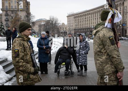 Kiev, Ukraine. 15 décembre 2023. Des proches pleurent lors de la cérémonie funéraire du soldat ukrainien Andrii Trachuk sur la place de l'indépendance à Kyiv.re à Kyiv. Andrii Trachuk, surnommé Slon (éléphant), était un activiste dans les manifestations antigouvernementales sur le Maïdan en 2014 et est mort dans les combats avec les troupes russes dans la région de Kherson (sud de l'Ukraine). Crédit : SOPA Images Limited/Alamy Live News Banque D'Images