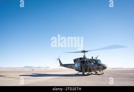 Un hélicoptère UH-1N Huey se prépare pour le décollage à la base aérienne de Malstrom, Montana, le 13 décembre 2023. Malmstrom devrait recevoir de nouveaux héliopteurs MH-139a Grey Wolf pour combler les lacunes de capacité de l'UH-1N Huey actuellement exploité dans les domaines de la vitesse, de la portée, de la charge utile d'endurance et de la capacité de survie à l'appui des missions de missiles balistiques intercontinentaux. (Photo de l'US Air Force par le sergent d'état-major Elora J. McCutcheon) Banque D'Images