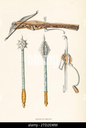 Des maces de bataille ornées en fer ornées d'or du Musée Royal d'Artillerie de Paris (aujourd'hui Musée de l'Armée). Arbalète française et manivelle (manivelle ou engrenage). Massues et Arbalete. Gravure sur bois colorée à la main, Costume du Moyen Age de Jacques Joseph van Beveren, Costume médiéval, Librairie Historique-artistique, Bruxelles, 1847. Banque D'Images