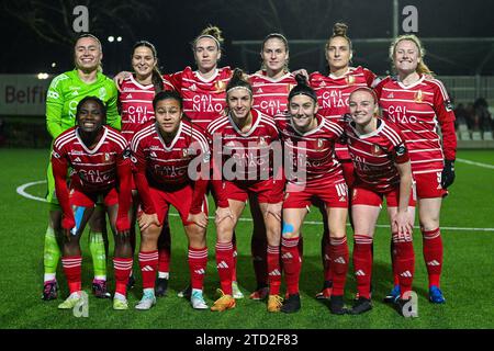 Team Standard ( Lise musique (32) de Standard , Constance Brackman (20) de Standard , Claire O'Riordan (11) de Standard , Lea Cordier (34) de Standard , Maud Coutereels (17) de Standard , Amber Barrett (9) de Standard et WELMA Fon (22) de Standard , Mariam Abdulai Toloba (7) de Standard , Justine Blave (8) de Standard , Noémie Gelders (10) de Standard , Zoe Van Eynde (14) de Standard ) photo avant un match de football féminin entre le Sporting du pays de Charleroi et le Standard Femina de Liège lors de la 12 ème journée de la saison 2023 - 2024 de la Super League Belgian Lotto Womens , vendredi 15 décembre Banque D'Images