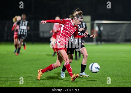 Justine Blave (8 ans) de Standard photographiée lors d'un match de football féminin entre le Sporting du pays de Charleroi et le Standard Femina de Liège lors de la 12 e journée de la saison 2023 - 2024 de Belgian Lotto Womens Super League , vendredi 15 décembre 2023 à Marcinelle , BELGIQUE . PHOTO SPORTPIX | Stijn Audooren Banque D'Images