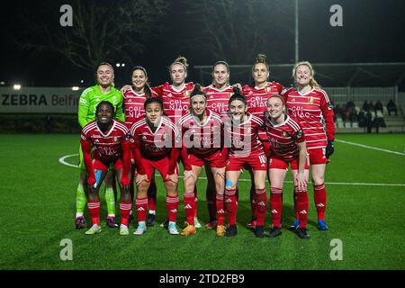 Team Standard ( Lise musique (32) de Standard , Constance Brackman (20) de Standard , Claire O'Riordan (11) de Standard , Lea Cordier (34) de Standard , Maud Coutereels (17) de Standard , Amber Barrett (9) de Standard et WELMA Fon (22) de Standard , Mariam Abdulai Toloba (7) de Standard , Justine Blave (8) de Standard , Noémie Gelders (10) de Standard , Zoe Van Eynde (14) de Standard ) photo avant un match de football féminin entre le Sporting du pays de Charleroi et le Standard Femina de Liège lors de la 12 ème journée de la saison 2023 - 2024 de la Super League Belgian Lotto Womens , vendredi 15 décembre Banque D'Images