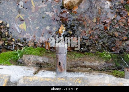 Vue de dessus de l'eau s'écoulant d'une fontaine Banque D'Images